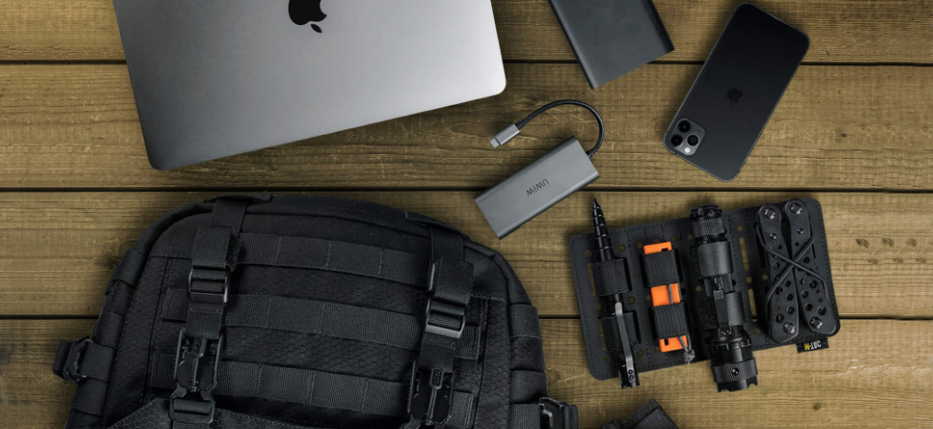 sprzęt komputerowy i plecak